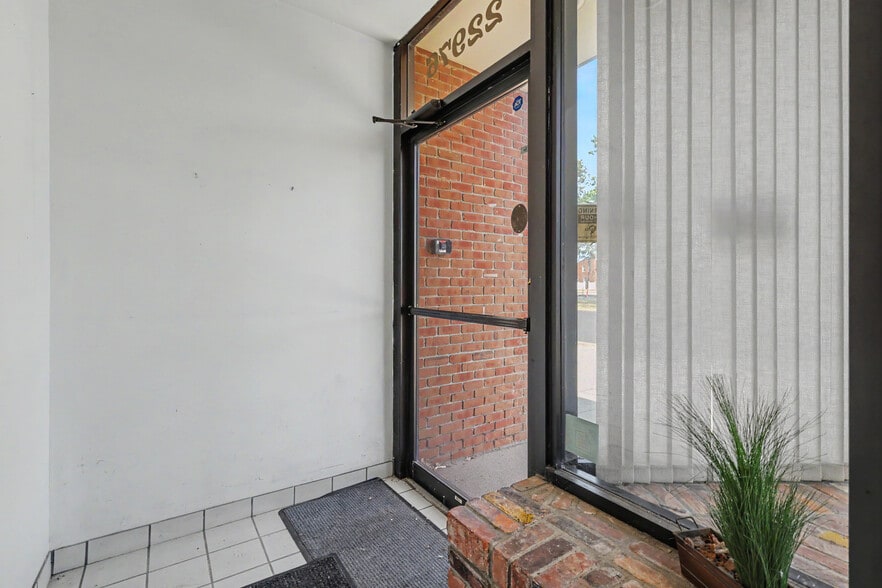 More Photos Of 22976 Outer Dr, Dearborn Flex For Lease