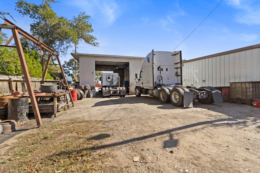 More Photos Of 611 TX-75, Willis General Retail For Lease