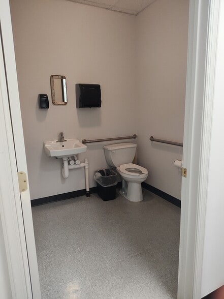 More Photos Of 300 5th St, Belvidere Light Distribution For Sale