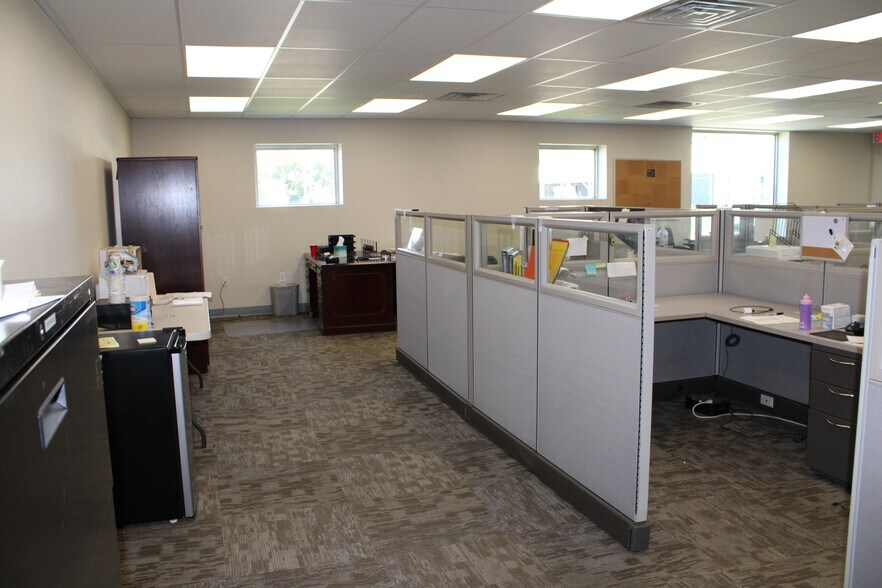 More Photos Of 1936 W Commerce St, Dallas Industrial For Lease