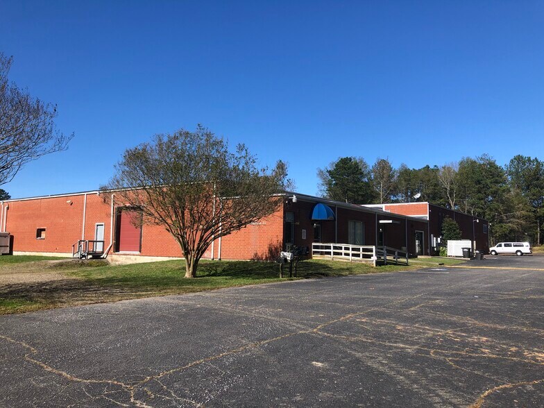 More Photos Of 170-226 W Smithfield St, Angier Flex For Lease