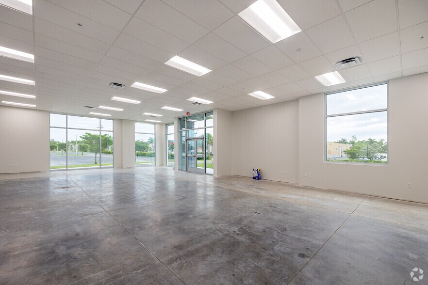 More Photos Of 14520 Global Pky, Fort Myers Warehouse For Lease