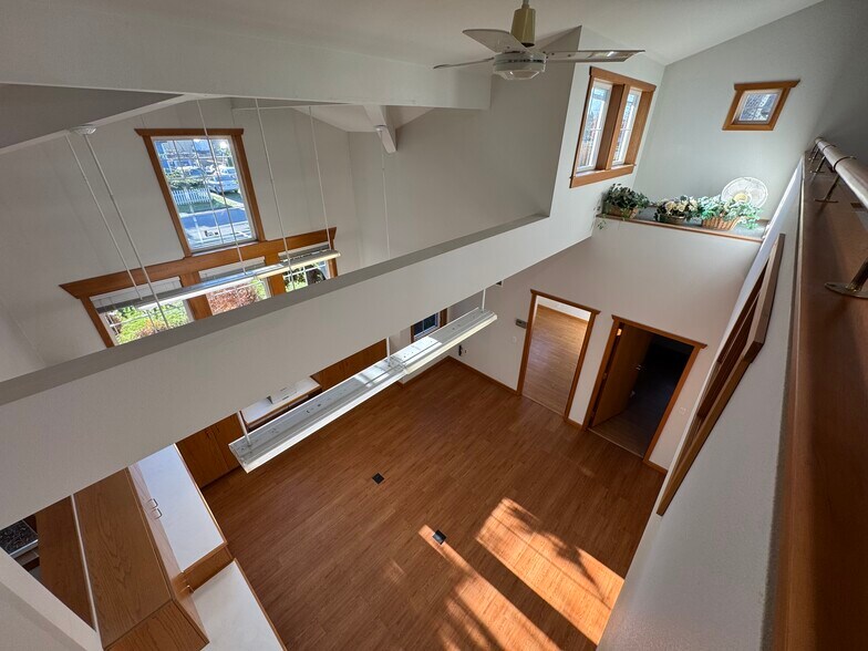 More Photos Of 301 W Blackburn Rd, Mount Vernon Office For Lease