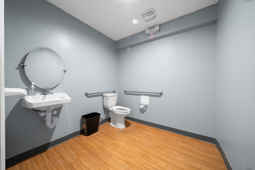 More Photos Of 3073 NE 37th Pl, Wildwood Warehouse For Lease