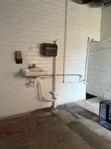 More Photos Of 407 Center St, Taft Storefront For Sale