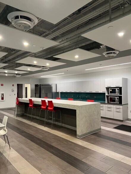 More Photos Of 5 Omni Way, Chelmsford Flex For Lease