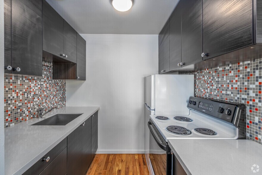 More Photos Of 512 5th Ave W, Seattle Apartments For Sale