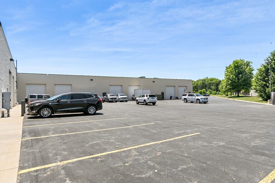 More Photos Of 129 Commercial Dr, Yorkville General Retail For Lease