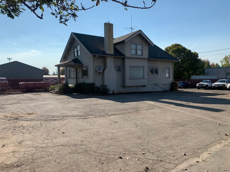 More Photos Of 12360 SW Main St, Tigard Freestanding For Lease