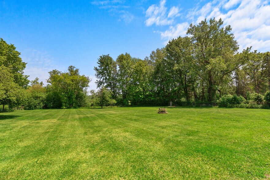 More Photos Of 3172 N Riverside Dr, Saukville General Retail For Sale