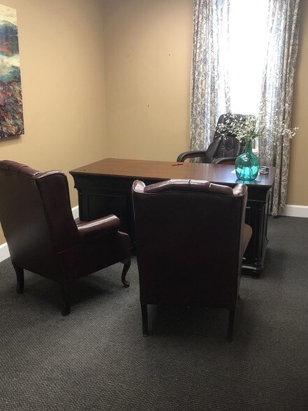 More Photos Of 680 Village Ter NE, Marietta Medical For Lease
