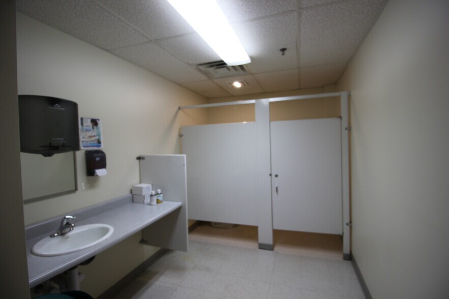 More Photos Of 30 Boston Ct, Essex Junction Warehouse For Lease