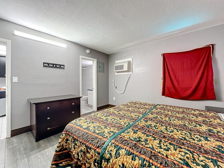 More Photos Of 307 E Vine St, Kissimmee Hotel For Sale