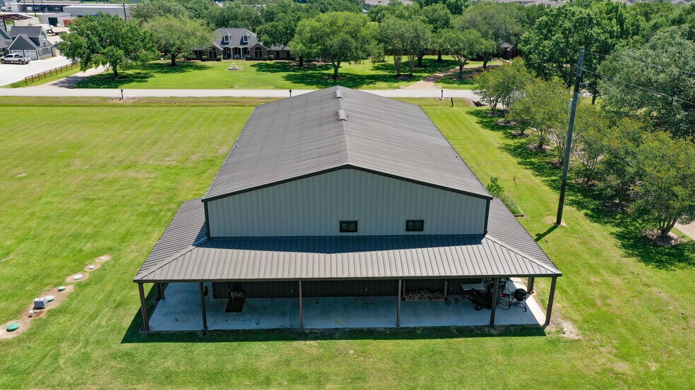 More Photos Of 10711 Hidden Lake Ln, Richmond Distribution For Sale