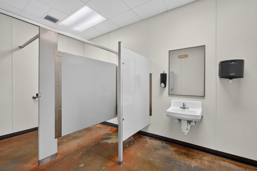 More Photos Of 906 S Eastern Ave, Elk City Warehouse For Sale