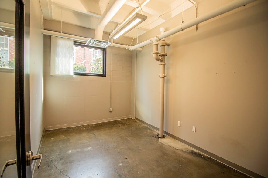 More Photos Of 615 Ferry St, Lafayette Office Residential For Lease