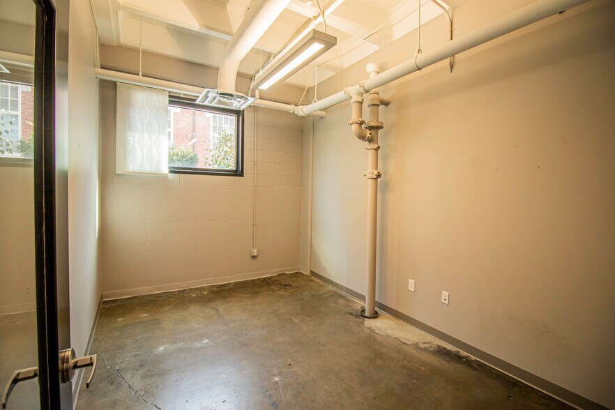 More Photos Of 615 Ferry St, Lafayette Office For Lease