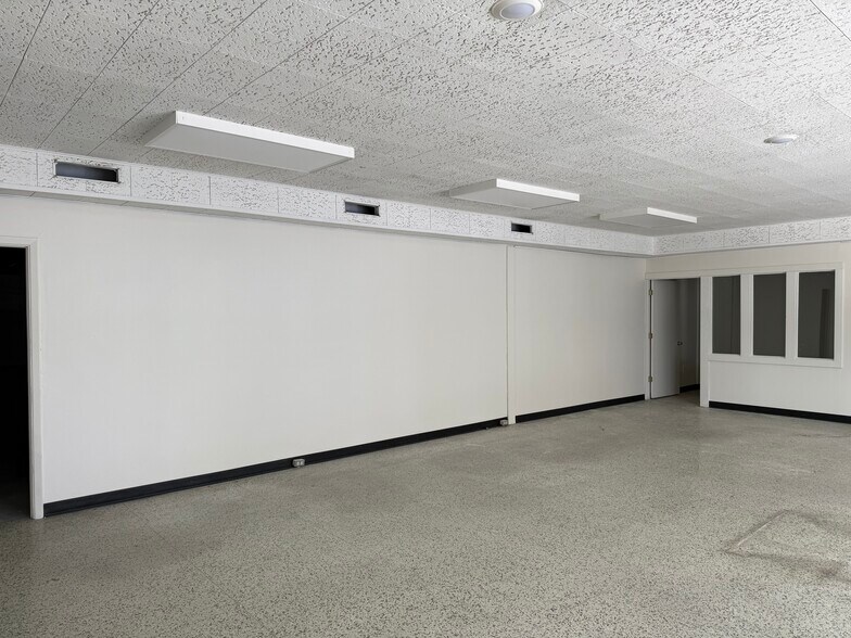 More Photos Of 121 N Lafayette Ave, Marshall Flex For Sale