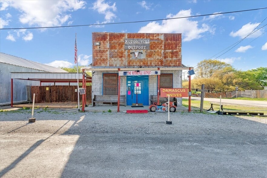 More Photos Of 103 College St, Anna Showroom For Sale