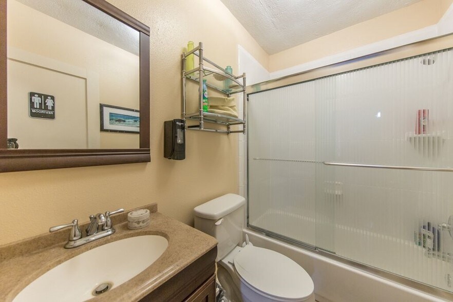 More Photos Of 1502 Main St, Seabrook Office Residential For Lease