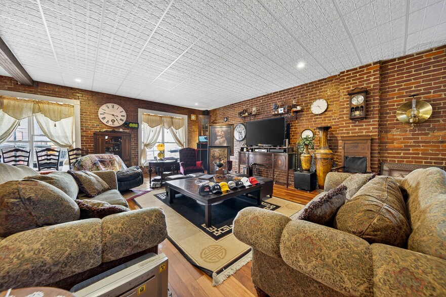 More Photos Of 109 7th Ave E, Springfield Flex For Sale