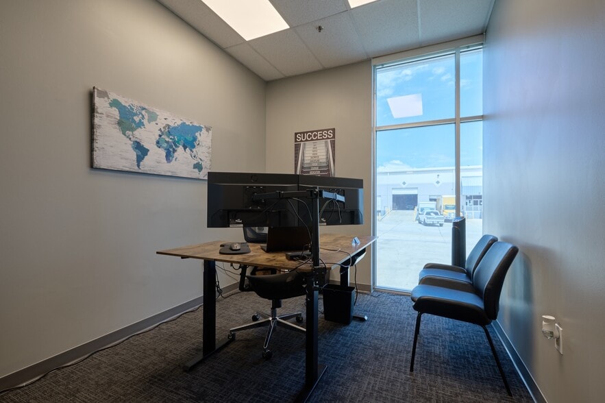 More Photos Of 2507 Investors Row, Orlando Distribution For Lease