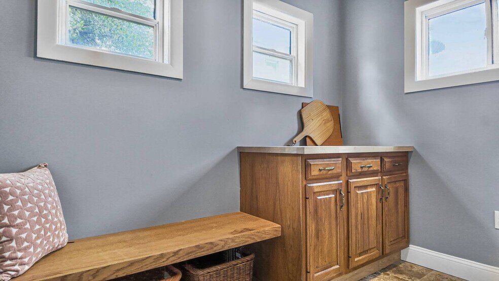 More Photos Of 323 Ballengee St, Hinton Office For Sale