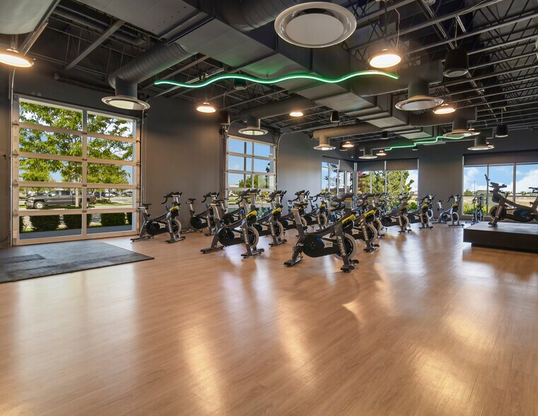 More Photos Of 808 S Vanguard Way, Meridian General Retail For Sale