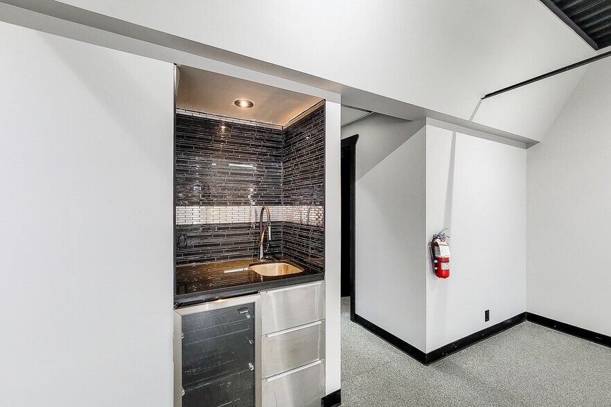 More Photos Of 1070 Heritage Rd, Burlington Warehouse For Lease