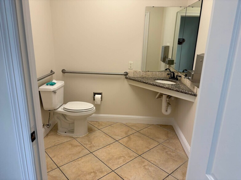 More Photos Of 5902 Winsome Ln, Houston Office Residential For Sale