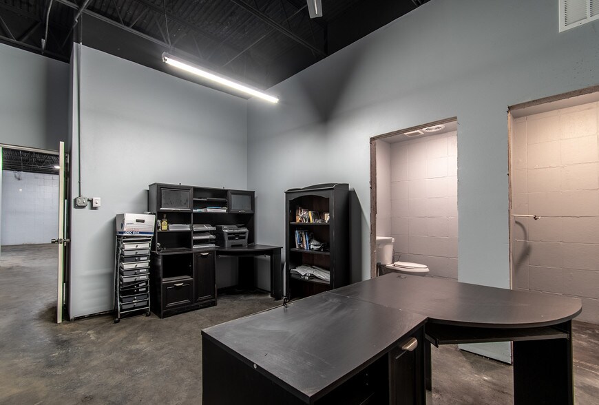 More Photos Of 620 S Staples St, Corpus Christi Auto Dealership For Sale