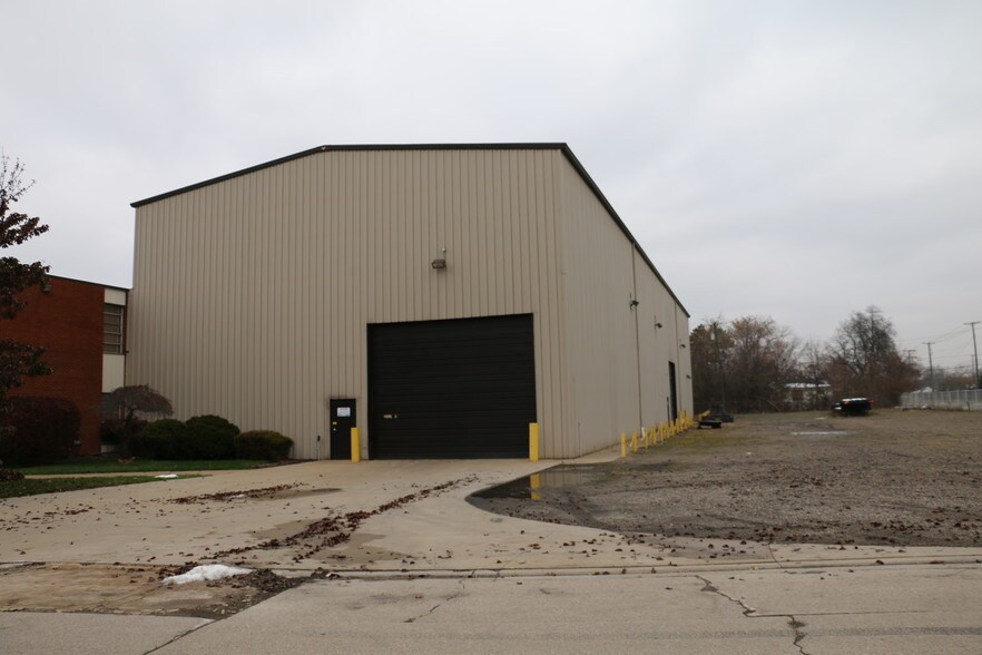 More Photos Of 28530 Reynolds St, Inkster Manufacturing For Lease