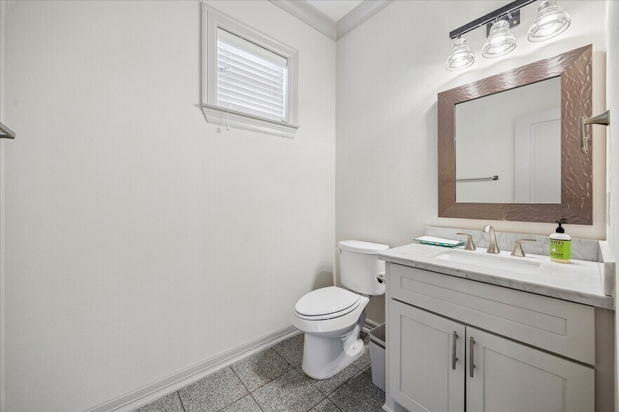 More Photos Of 638 Heights Blvd, Houston Office For Sale