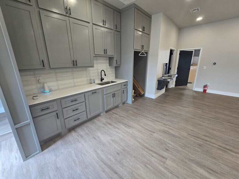 More Photos Of 3725 NE 104th St, Oklahoma City Light Distribution For Lease