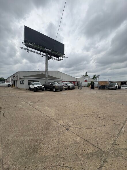 More Photos Of 699 E Highway 121 Business, Lewisville Warehouse For Lease