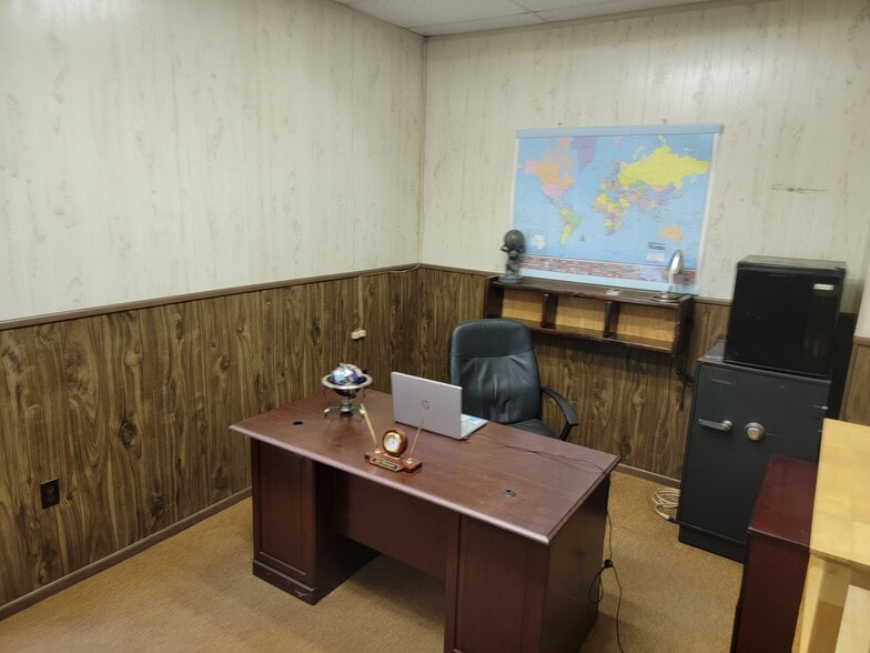 More Photos Of 106 Adams St, Auburndale Warehouse For Sale