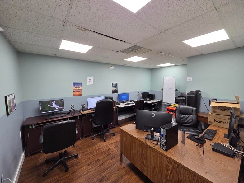 More Photos Of 11-23 Bannard St, Freehold Warehouse For Lease