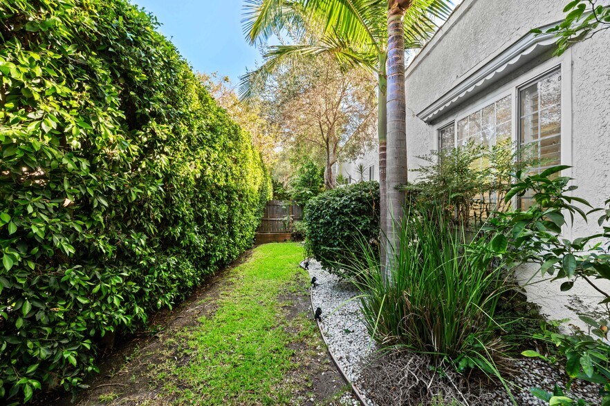 More Photos Of 803 S Sycamore Ave, Los Angeles Multifamily For Sale