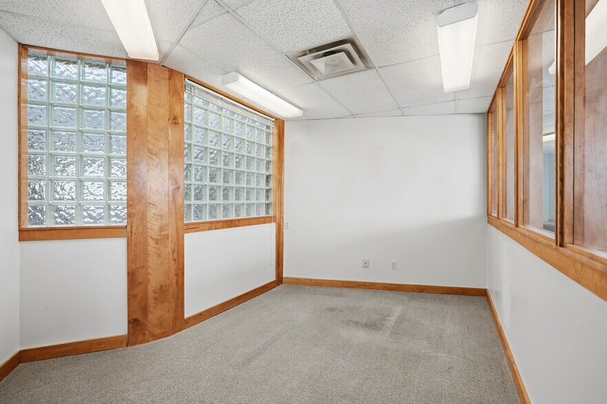 More Photos Of 149 N Murray St, Quinte West Office For Sale