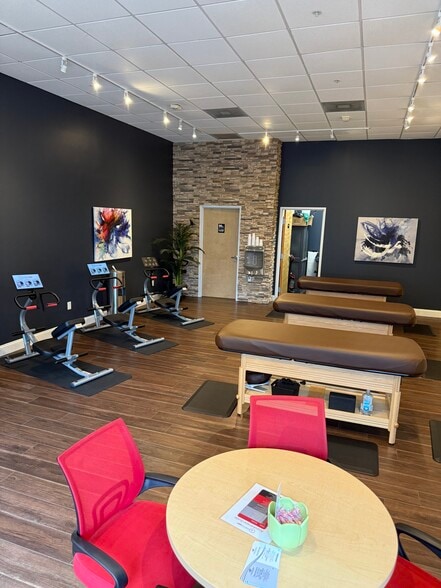 More Photos Of 900 Parker Sq, Flower Mound Storefront Retail Office For Lease