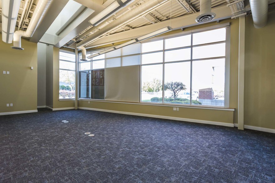 More Photos Of 900 Spring St, Jeffersonville Medical For Lease