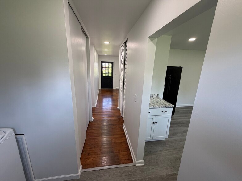 More Photos Of 911 Locust Dr, Richmond Flex For Sale