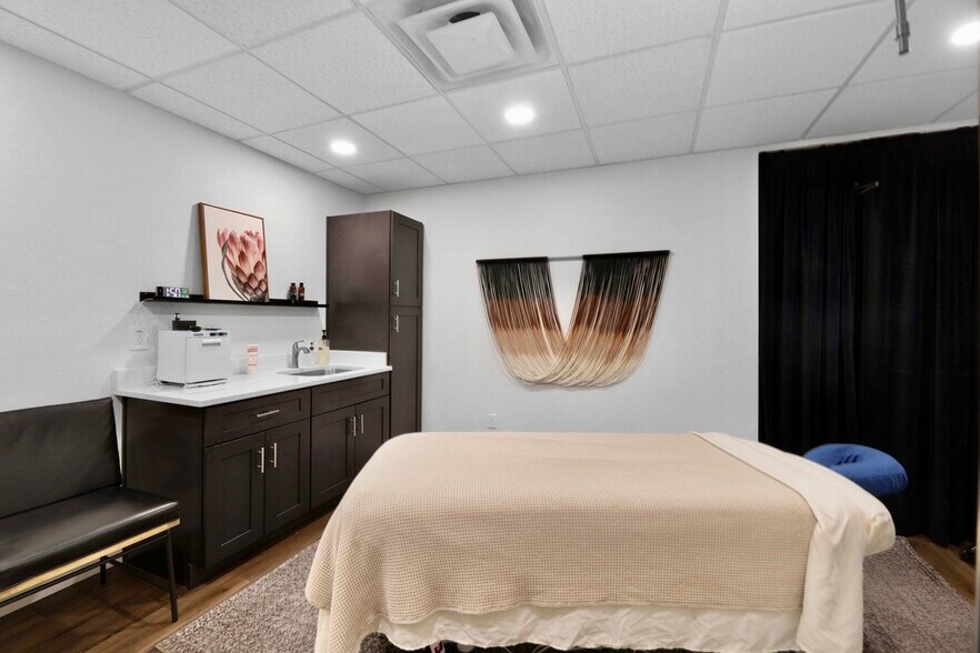 More Photos Of 5620 W Thunderbird Rd, Glendale Medical For Sale