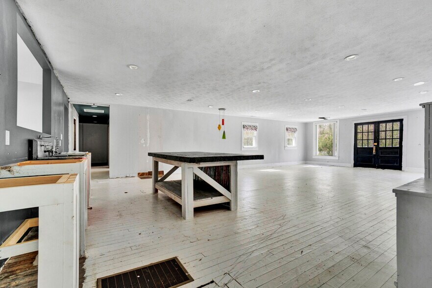 More Photos Of 12117 Highway 221, Woodruff Office For Sale