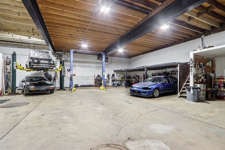 More Photos Of 9205 S Chicago Rd, Oak Creek Auto Repair For Sale