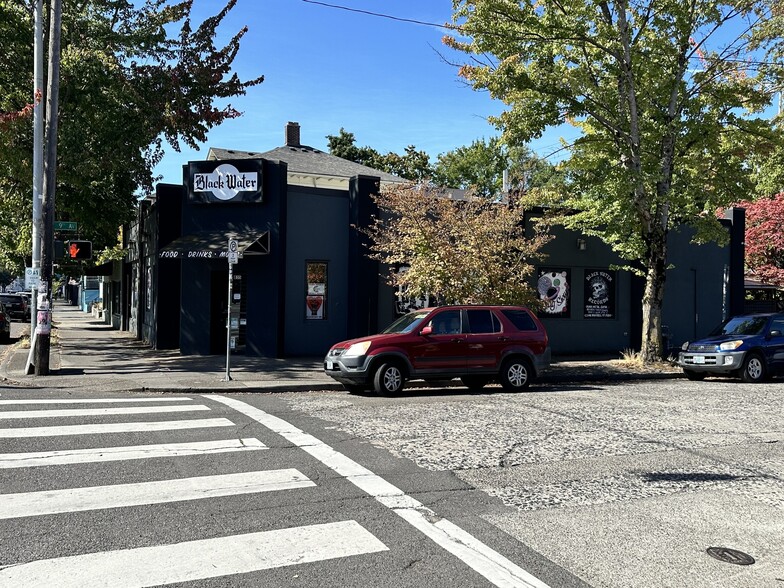 Primary Photo Of 835-841 NE Broadway St, Portland Restaurant For Lease