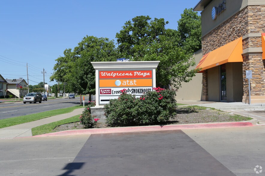 More Photos Of 1002-1006 N Collins St, Arlington Freestanding For Sale