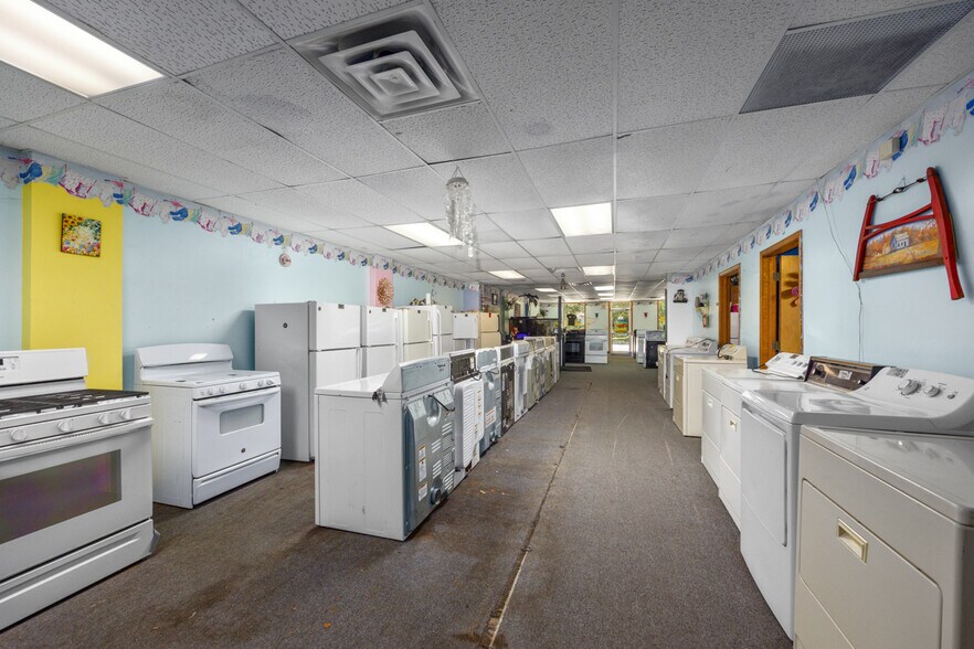 More Photos Of 1090 S Getty St, Muskegon Storefront For Sale