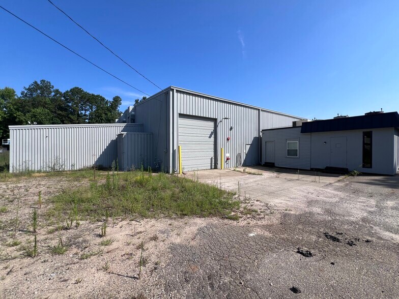 More Photos Of 104 Bombay Dr, Columbia Warehouse For Lease