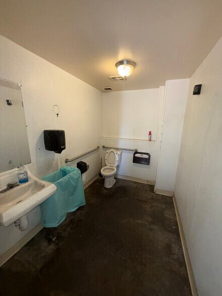 More Photos Of 1360-1366 Burton Ave, Salinas Warehouse For Sale